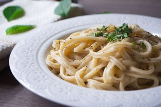 Fettuccine z kalafiorowym sosem. Włoski klasyk w odchudzonej wersji