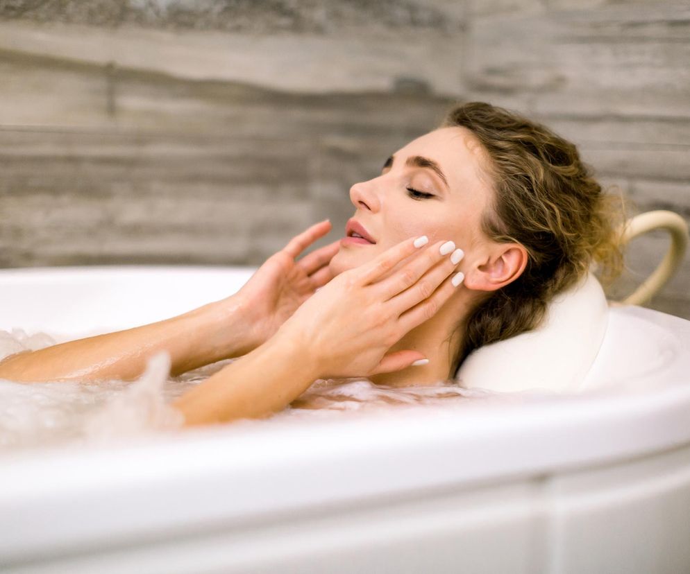 Czy gorąca kąpiel jest dobra dla skóry? Oto jak działa ciepła woda podczas mycia