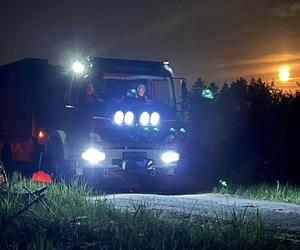 Tajemniczy obiekt spadł na poligonie pod Szczytnem? Nocna akcja policji i strażaków