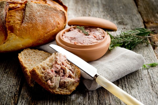 Przepyszna pasta mięsna z gotowanego kurczaka, z sezamem i orzechami
