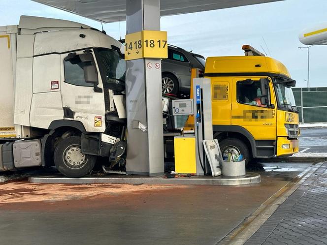 Tir roztrzaskał się na stacji paliw. Totalna demolka pod Brwinowem