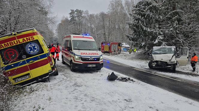 Zderzenie karetki pogotowia z samochodem dostawczym pod Warszawą. Ambulans zjechał na przeciwległy pas