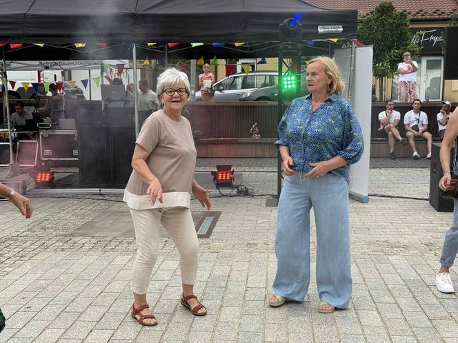 Starachowickie potańcówki na Rynku. Międzypokoleniowa zabawa pełna radości! Zobacz niezapomniane zdjęcia