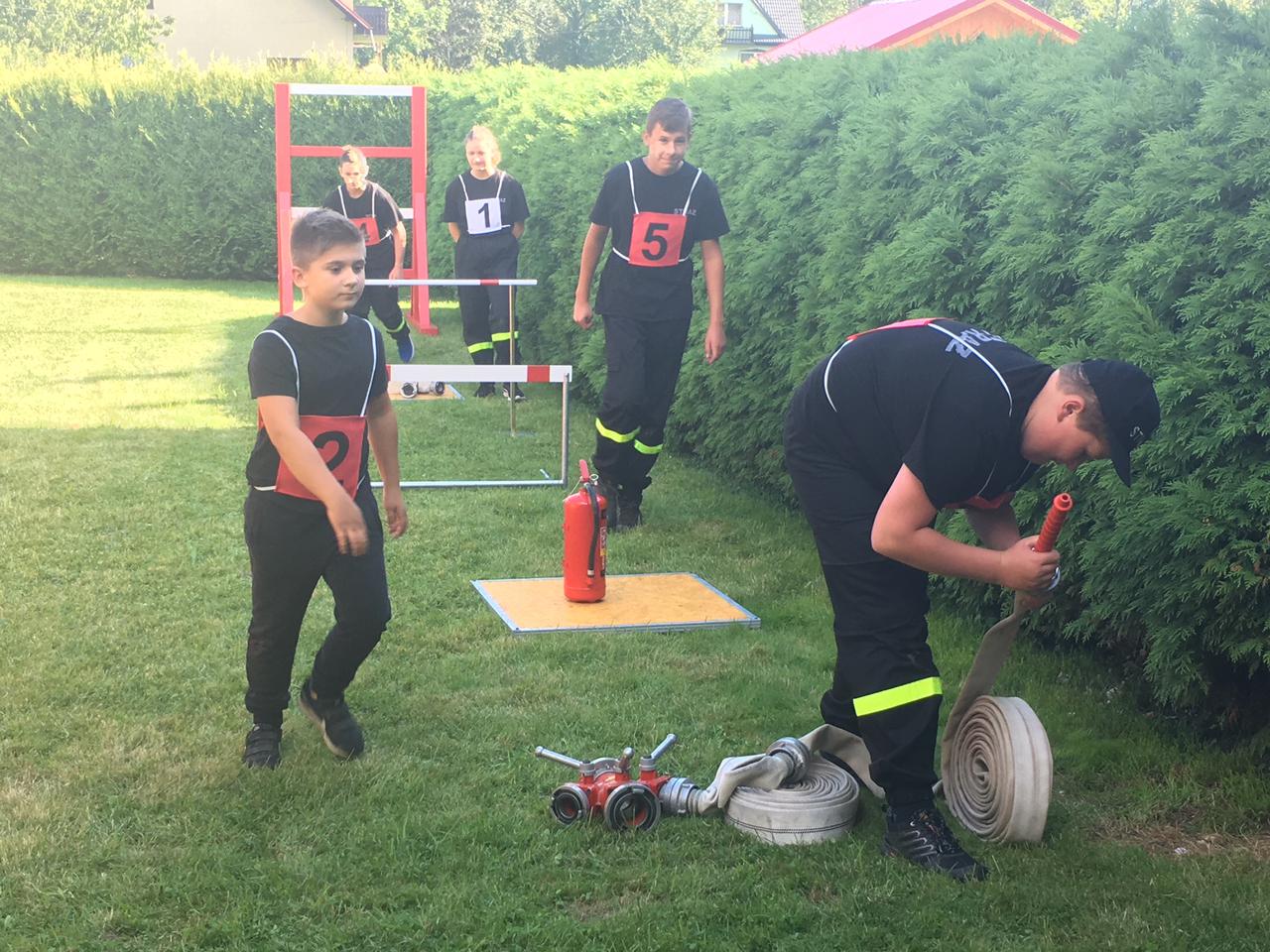 Strażacki narybek  ćwiczy w Lipowej. Młodzieżowe drużyny pożarnicze szlifują swoją formę na  nowym torze przeszkód