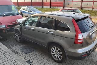 Warszawa. Huknął w bariery, roztrzaskał trzy auta i uciekł. Trwają poszukiwania kierowcy