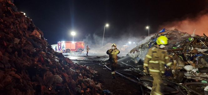 Strażacy walczyli z ogniem na składowisku odpadów w Bełżycach