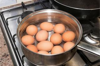 Jak ugotować jajka, żeby nie pękały? Wypróbuj te 4 sposoby