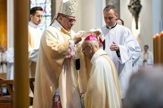 Abp Adrian Galbas przywdział paliusz – symbol łączności z papieżem