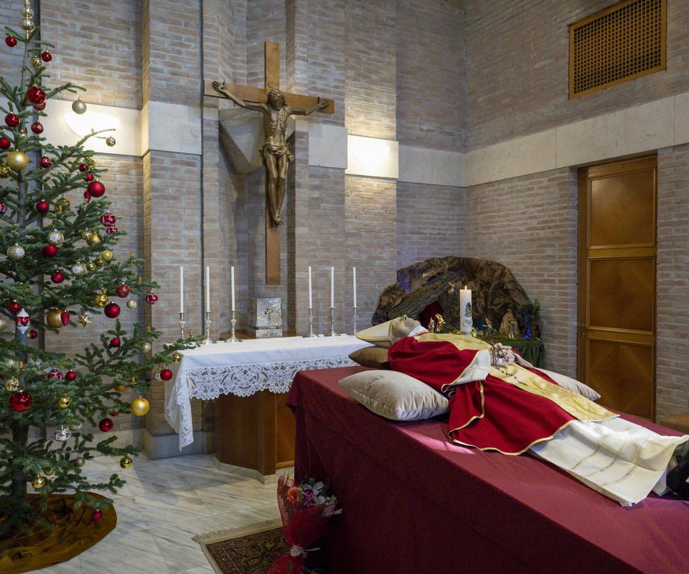 Ciało Benedykta XVI wystawione na widok publiczny! Oto zdjęcia z bazyliki