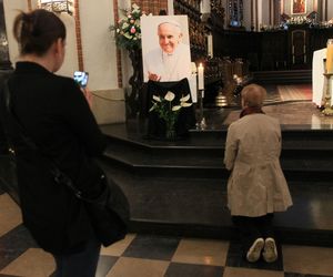 Msza święta w Warszawie za zmarłego papieża Franciszka. Archidiecezja warszawska podała nową datę