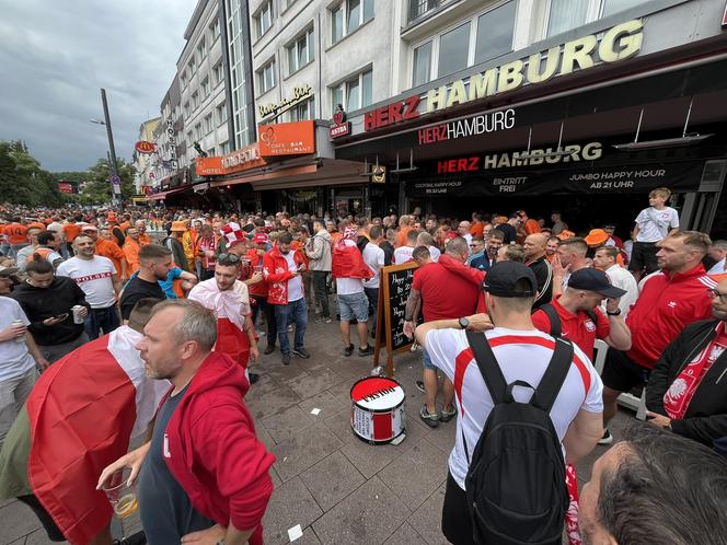 Tak Polacy bawią się w Hamburgu! Wszyscy są podekscytowani przed meczem! 