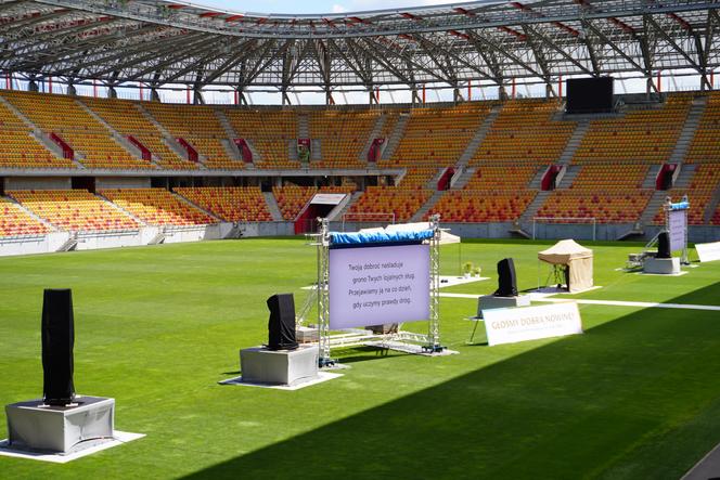 Kongres Świadków Jehowy Białystok 2024. Tłumy wiernych na Stadionie Miejskim