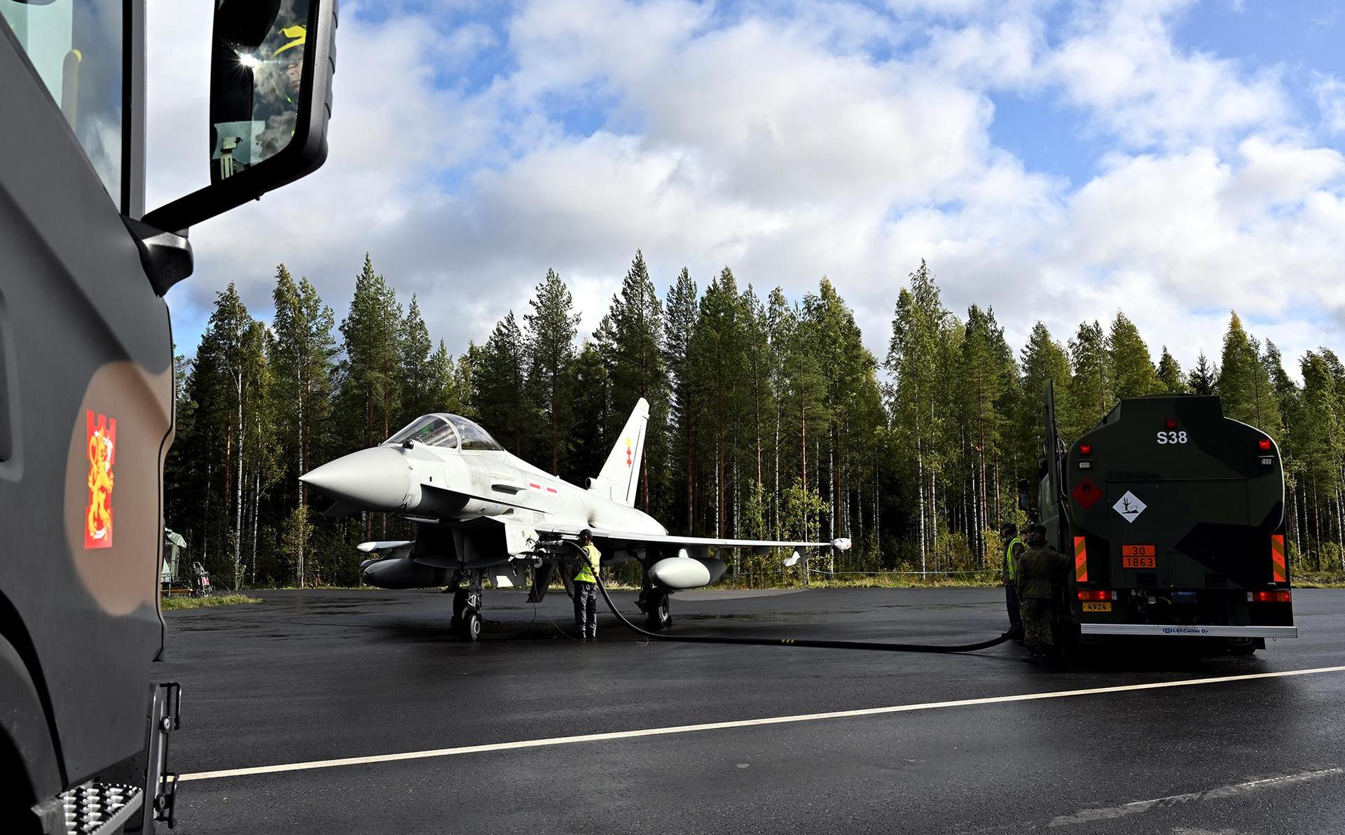 Eurofighter tankuje na drodze 