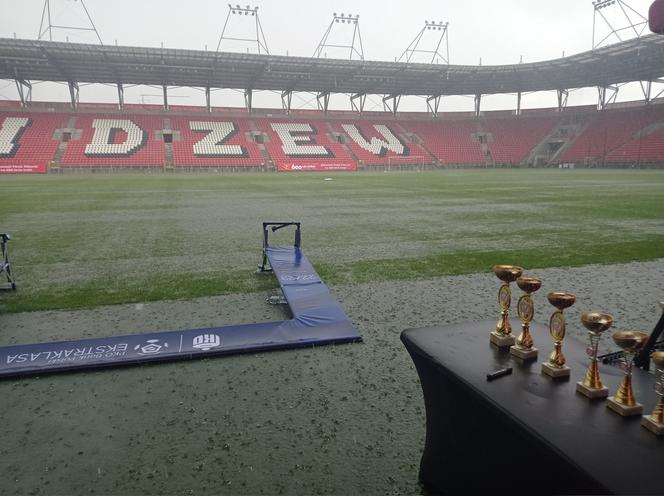 Problemy ze stadionem Widzewa? Przez nadmiar wody trzeba było przerwać rozgrywki [ZDJĘCIA]