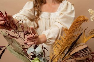 Wiosną i latem nosimy romantyczne bluzki boho. Z czym je łączyć? 