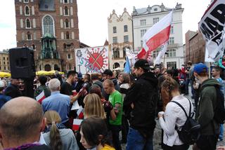 Antycovidowcy wyszli na krakowski rynek. Domagali się zniesienia rządowych ograniczeń