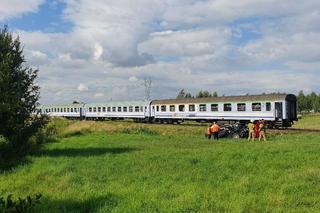 Dylewo. Audi zmiażdżone przez pociąg na przejeździe kolejowym. Nie żyje 45-letni kobieta