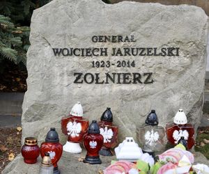 Tak wygląda grób Wojciecha Jaruzelskiego dziesięć lat po śmierci [ZDJĘCIA]