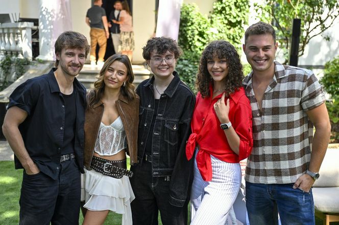 Rodzinka.pl nowy 17 sezon. Kacperek (Mateusz Pawłowski), Tomek (Maciej Musiał), Kuba (Adam Zdrójkowski), Magda (Olga Kalicka), Paula (Julia Wieniawa), Zosia (Emilia Dankwa)