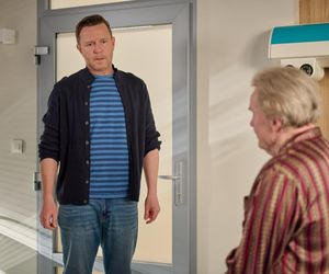 Na Wspólnej odc. 4036. Wojtek (Wojciech Błach), Juliusz (Daniel Olbrychski)