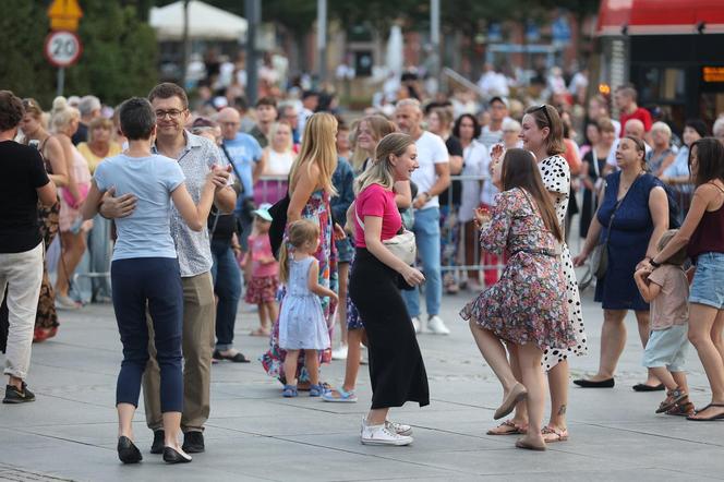 Potańcówki przed Teatrem Śląskim w Katowicach. "Roztańczony Wyspiański" porwał tłumy