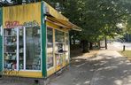 22-latek włamał się do kiosku. Nagrała go kobieta myjąca okna