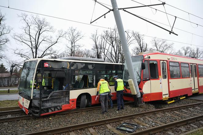 Poważny wypadek w Gdańsku. Zderzenie autobusu z tramwajem. Kilkunastu poszkodowanych