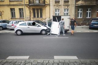 Zderzenie osobówki z samochodem dostawczym na ul. Grunwaldzkiej w Bydgoszczy [ZDJĘCIA]