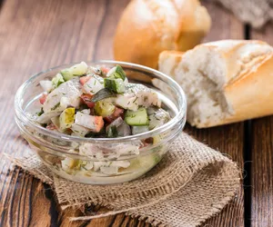 Tatar ze śledzia marynowany w wódce. Prosty przepis na obłędną przekąskę