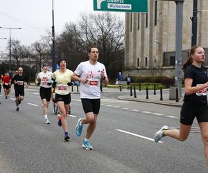 Bieg na Piątkę 2024, Warszawa - zdjęcia. Biegłeś? Szukaj się w galerii!