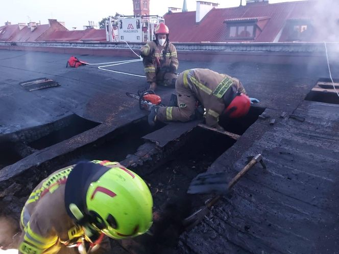 Nocny pożar poddasza w Zabrzu. Jedna osoba poszkodowana 