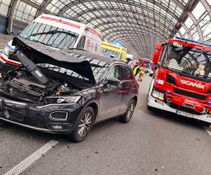 Gigantyczne utrudnienia na S8. Zderzenie busa z samochodem osobowym. Kierujący citroena wydmuchał 2 promile