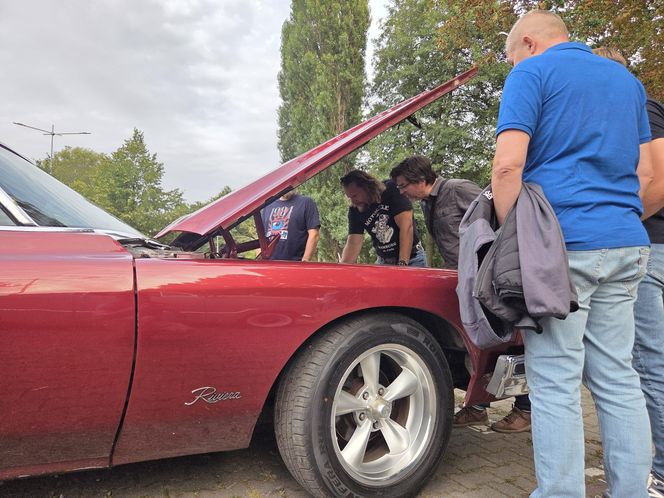 Klasyczna motoryzacja znów zachwyciła Bydgoszcz. „Bydgoskie Klasyki Nocą” przy Torbydzie