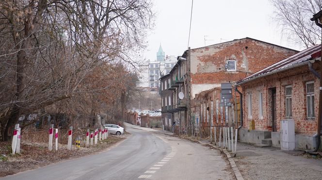 Na chodnik sypie się gruz. „Ruiny budynków wyglądają jakby właśnie w Lublinie skończyły się działania wojenne”. Co na to ratusz?