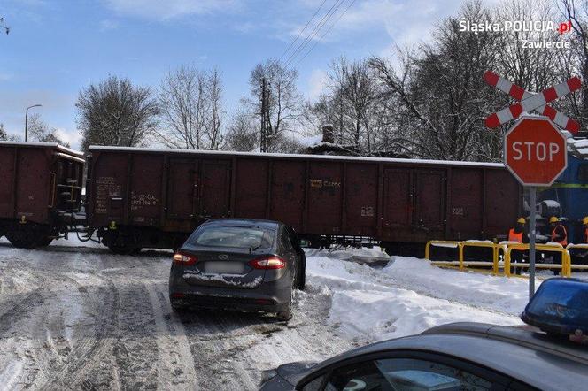 52-latka zlekceważyła znak "stop" i... wjechała prosto pod pociąg. Policjanci srogo ją ukarali 