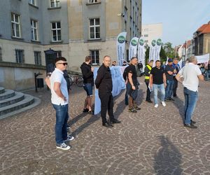 Paraliż w Katowicach. Rozpoczął się protest górników i hutników. Stal się hartuje, a rząd ją rujnuje