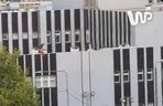 Mężczyzna chodził po dachu szpitala w Warszawie i spadł. Strażacy nie mogli rozłożyć skokochronu