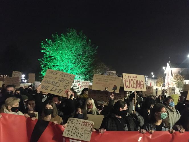 Tradycyjnie już nie zabrakło charakterystycznych dla Ogólnopolskiego Strajku Kobiet haseł