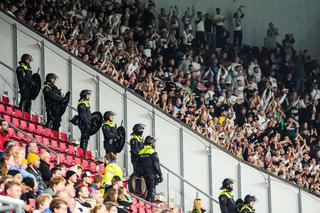 Holenderska policja: Kibice Legii odebrali nam część pałek i miotaczy gazu pieprzowego; przedostali się na stadion bez biletów