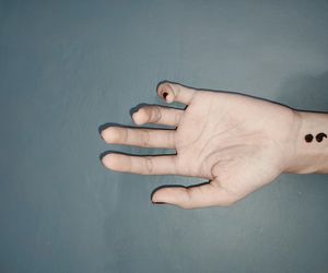 Ten tatuaż robi sobie coraz więcej osób. Mało kto wie, że średnik na skórze ma ukryte znaczenie