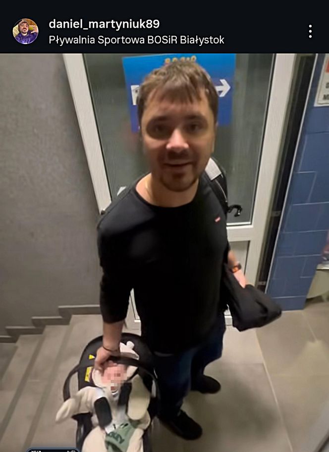 Daniel Martyniuk uczy syna pływać