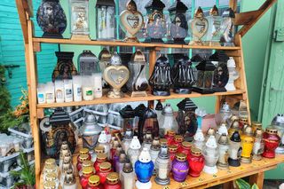 Wszystkich Świętych 2024. Sprawdź, ile kosztują kwiaty i znicze w Łodzi