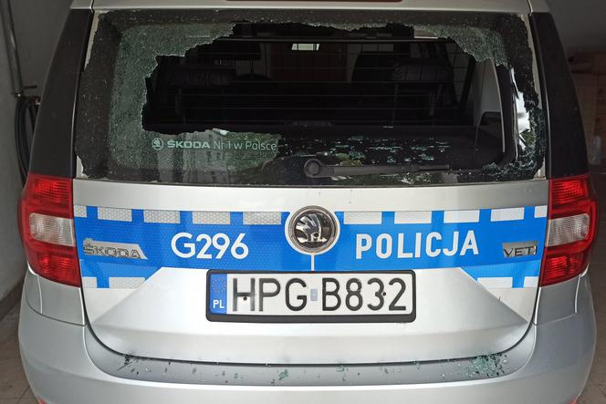 Wieliczka: Na widok policjantów wpadł ze wściekłość. 27-latek głową rozbił szybę radiowozu