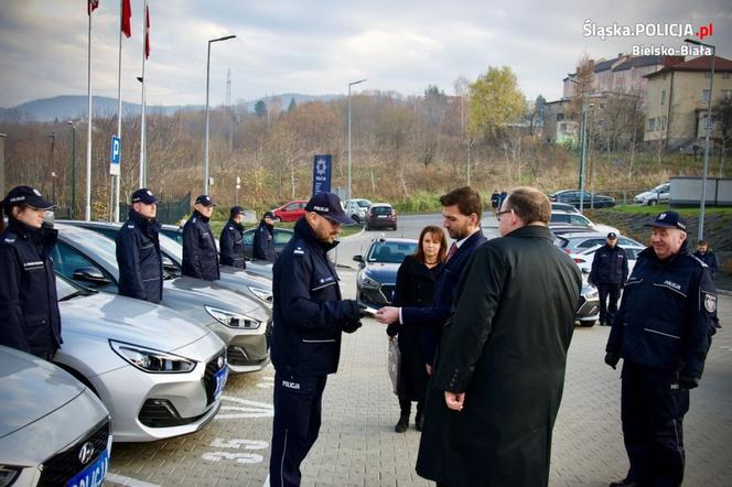 7 nieoznakowanych aut i 3 oznakowane pick-upy. Bielska policja ma 10 nowych radiowozów