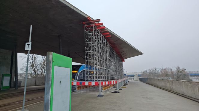 Tak wygląda uszkodzony dach nad przystankiem tramwajowym we Wrocławiu. Miasto zabezpiecza go ogromnymi podporami 