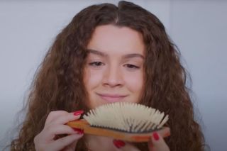 Melis awanturuje się z Feraye, a później podejrzewa, że Zeynep jest w ciąży z Cihanem.