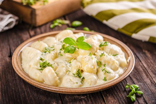 Gotowe gnocchi zapiekane w kremowym sosie serowym: szybko, pysznie i do syta