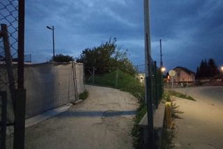 Nieoświetlone przejscie do tunelu przy ul. Kolejowej 