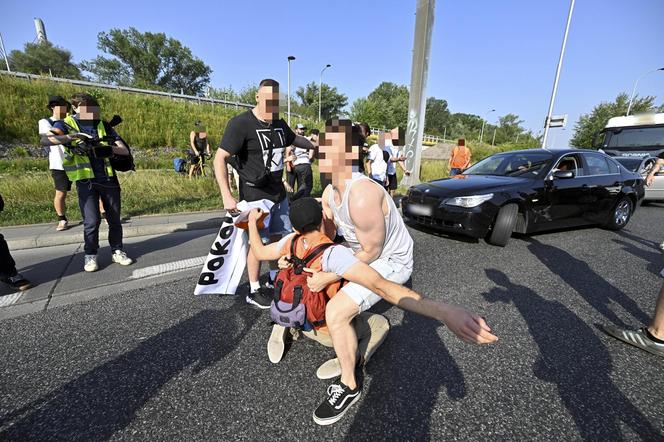  Aktywiści z Ostatniego Pokolenia sparaliżowali ruch. Kierowcy: Ktoś powinien zrobić z nimi porządek!