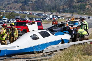Samolot spadł z nieba i uderzył w auto na autostradzie w Kalifornii